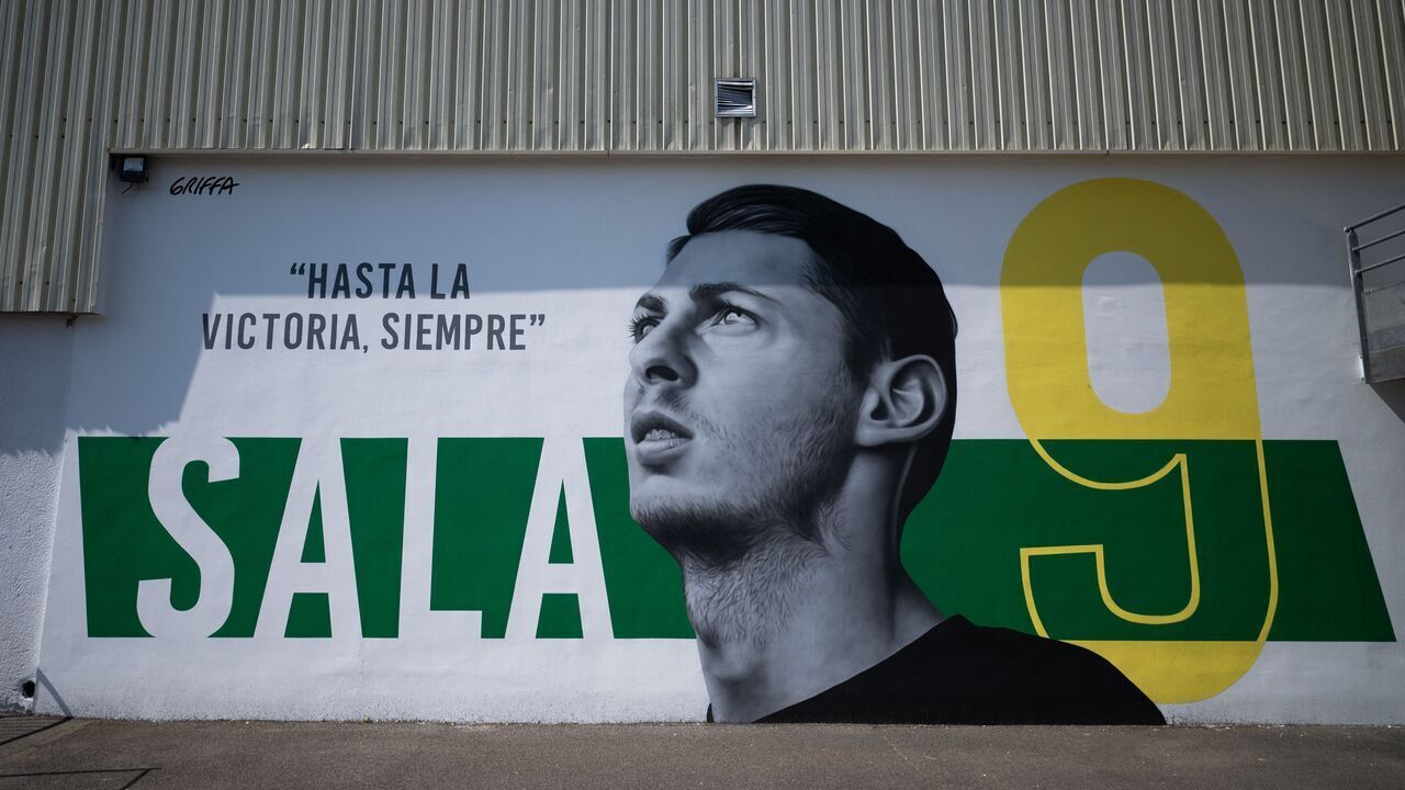This picture taken on April 26, 2022 shows a mural by Argentinian artist Gabriel Griffa paying homage to late Argentinian football player Emiliano Sala in Carquefou, western France. - Sala, 28, died in a plane crash having inhaled toxic levels of carbon monoxide from the aircraft's faulty exhaust system during an unlicensed 2019 flight en route from Nantes to Cardiff. - RESTRICTED TO EDITORIAL USE - MANDATORY MENTION OF THE ARTIST UPON PUBLICATION - TO ILLUSTRATE THE EVENT AS SPECIFIED IN THE CAPTION