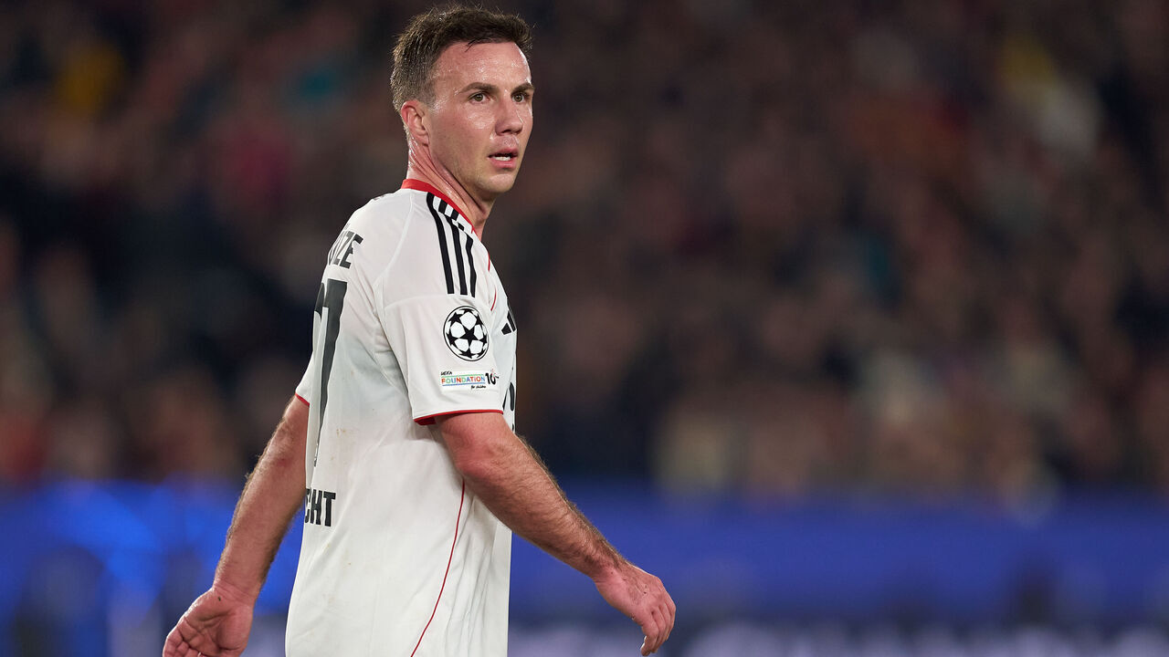 BARCELONA, SPAIN - DECEMBER 09: Mario Gotze of Eintracht Frankfurt looks on during the UEFA Champions League 2025/26 League Phase MD6 match between FC Barcelona and Eintracht Frankfurt at Spotify Camp Nou on December 09, 2025 in Barcelona, Spain.