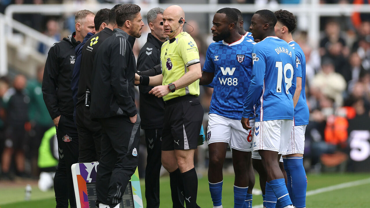 NEWCASTLE UPON TYNE, ENGLAND - MARCH 22: Referee Anthony Taylor speaks with staff of both sides during a pause in play as Lutsharel Geertruida of Sunderland looks on during the Premier League match between Newcastle United and Sunderland at St James' Park on March 22, 2026 in Newcastle upon Tyne, England.