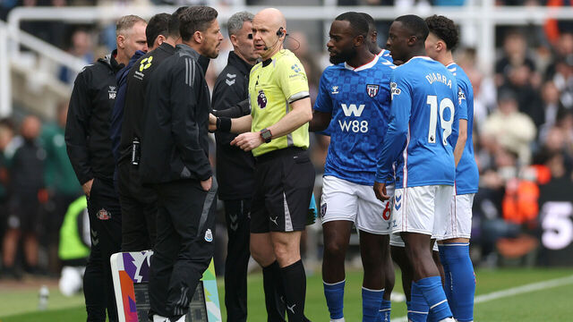 NEWCASTLE UPON TYNE, ENGLAND - MARCH 22: Referee Anthony Taylor speaks with staff of both sides during a pause in play as Lutsharel Geertruida of Sunderland looks on during the Premier League match between Newcastle United and Sunderland at St James' Park on March 22, 2026 in Newcastle upon Tyne, England.