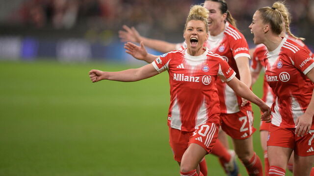 Bayern Munich's German midfielder #10 Linda Dallmann (L) celebrates her 2-1 with Bayern Munich's German defender #07 Giulia Gwinn during the UEFA Women's Champions League, Quarter Final second-leg football match between FC Bayern Munich and Manchester United in Munich on April, 1 2026.