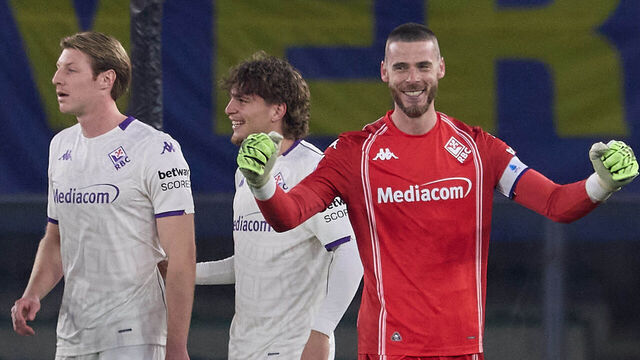 VERONA, ITALY - APRIL 04: David de Gea of Fiorentina celebrate winning the match against Hellas Verona during the Serie A match between Hellas Verona FC and ACF Fiorentina at Stadio Marcantonio Bentegodi on April 04, 2026 in Verona, Italy.