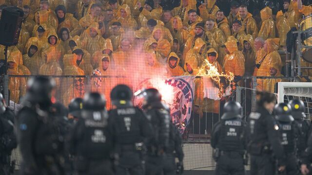 dpatop - 04 April 2026, Saxony, Dresden: Soccer, men, 2nd Bundesliga, Dynamo Dresden - Hertha BSC, matchday 28, at the Rudolf-Harbig-Stadium, police officers stand in front of the K-Block with Dresden fans during a stoppage in play in the stadium. Photo: Sebastian Kahnert/dpa - IMPORTANT NOTE: In accordance with the regulations of the DFL German Football League and the DFB German Football Association, it is prohibited to utilize or have utilized photographs taken in the stadium and/or of the match in the form of sequential images and/or video-like photo series.