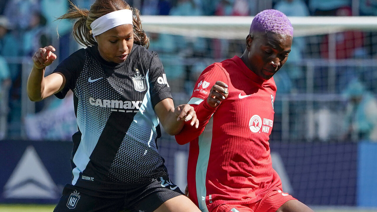 KANSAS CITY, MISSOURI - APRIL 04: Midge Purce #23 of NJ/NY Gotham FC competes for the ball against Temwa Chawinga #6 of Kansas City Current during the NWSL match between Kansas City Current and NJ/NY Gotham FC at CPKC Stadium on April 04, 2026 in Kansas City, Missouri.