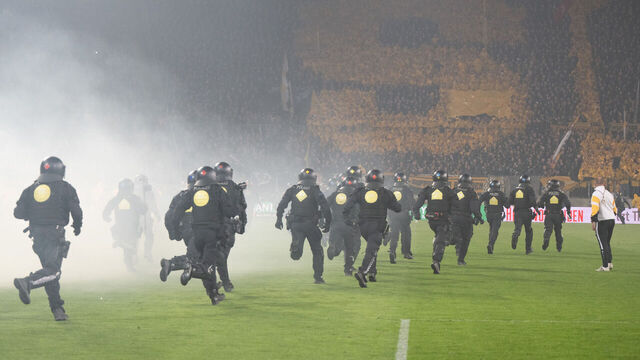 04 April 2026, Dresde;: The match between Dynamo Dresden and Hertha Berlin in the second division of the Bundesliga had tense moments when fans of both clubs threw fireworks at each other and invaded the pitch, prompting police intervention and the suspension of the match for about 20 minutes. Photo: Sebastian Kahnert/dpa - IMPORTANT NOTICE: The DFL / DFB rules prohibit any use of photographs in the form of image sequences and/or quasi video