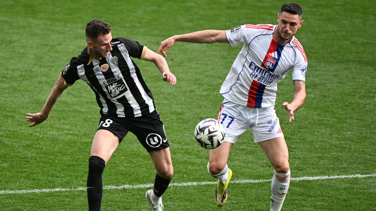 Angers' Dutch midfielder #8 Branco Van den Boomen (L) fights for the ball with Lyon's Ukrainian forward #77 Roman Yaremchuk (R) during the French L1 football match between SCO Angers and Olympique Lyonnais (OL) at the Stade Raymond-Kopa in Angers on April 5, 2026.