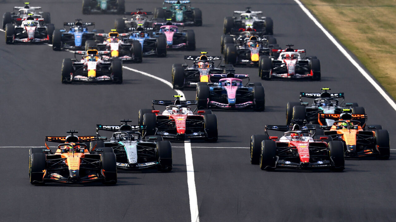 SUZUKA, JAPAN - MARCH 29: Oscar Piastri of Australia driving the (81) McLaren MCL40 Mercedes leads George Russell of Great Britain driving the (63) Mercedes AMG Petronas F1 Team W17 Charles Leclerc of Monaco driving the (16) Scuderia Ferrari SF-26 and the rest of the field at the start during the F1 Grand Prix of Japan at Suzuka Circuit on March 29, 2026 in Suzuka, Japan.