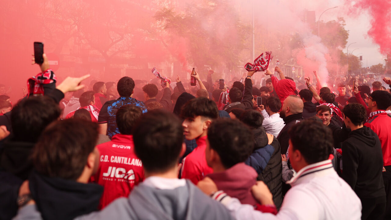 SEVILLE, SPAIN - NOVEMBER 30: Fans of Sevilla FC are seen with flares as they welcome the Sevilla FC team bus outside the stadium prior to the LaLiga EA Sports match between Sevilla FC and Real Betis Balompie at Estadio Ramon Sanchez Pizjuan on November 30, 2025 in Seville, Spain.
