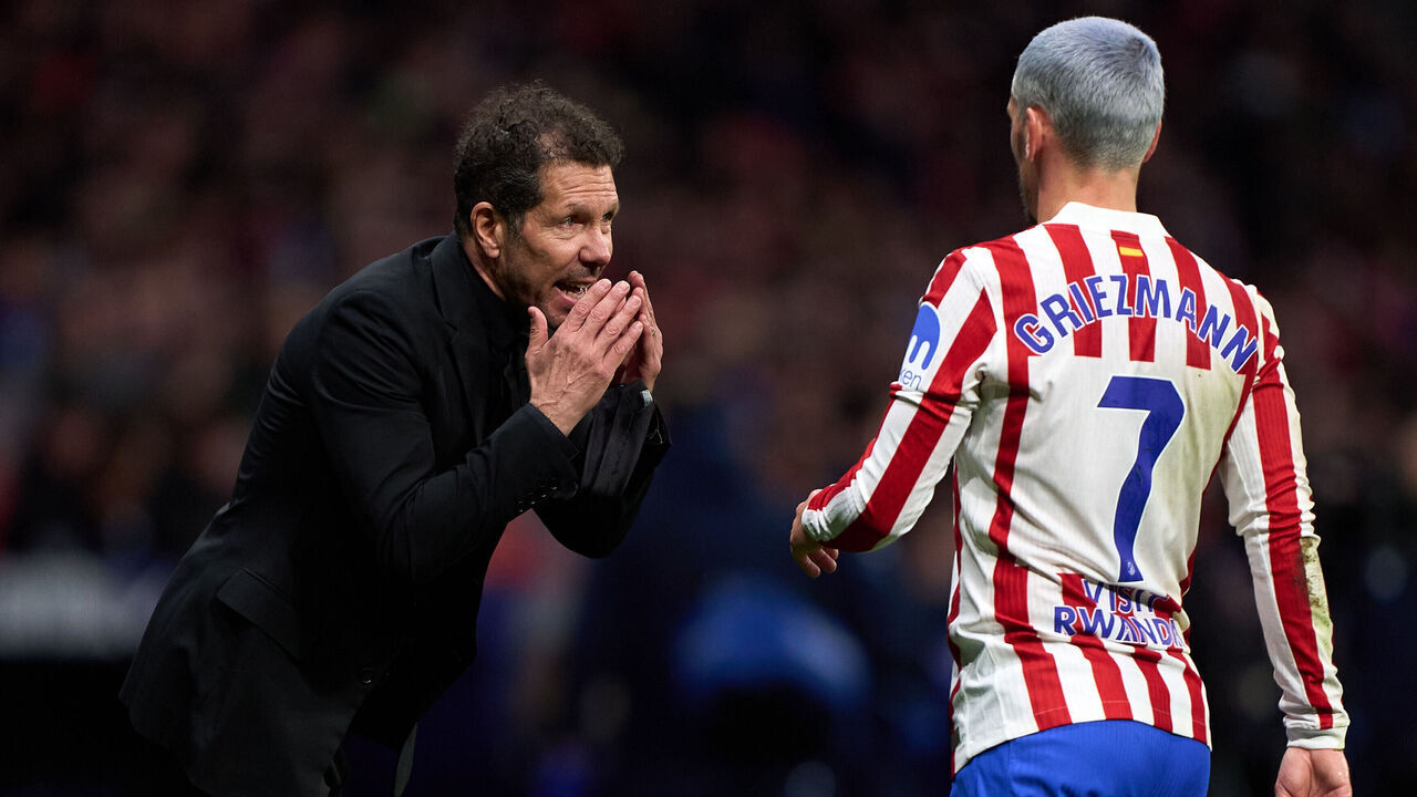MADRID, SPAIN - MARCH 07: Diego Pablo Simeone, Head Coach of Atletico de Madrid, gives instructions to his player Antoine Griezmann during the LaLiga EA Sports match between Atletico de Madrid and Real Sociedad at Riyadh Air Metropolitano on March 07, 2026 in Madrid, Spain.