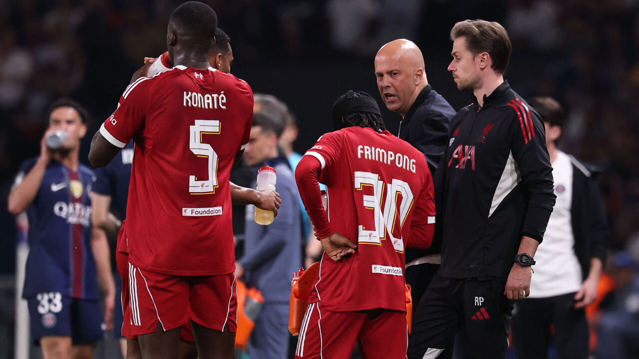Liverpool's Dutch manager Arne Slot (C) speaks with his players during the UEFA Champions League quarter-final first leg football match between Paris Saint-Germain (PSG) and Liverpool FC at the Parc des Princes stadium in Paris on April 8, 2026.