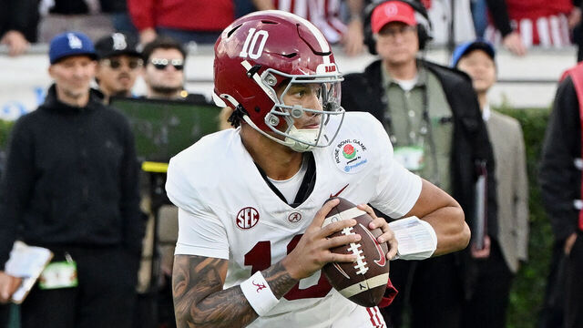 PASADENA, CA - JANUARY 01: QB Austin Mack #10 of the Alabama Crimson Tide scrambles during the Alabama Crimson Tide versus the Indiana Hoosiers College Football Playoff Quarterfinal at the Rose Bowl Presented by Prudential on January 1, 2026, at the Rose Bowl Stadium in Pasadena, CA.