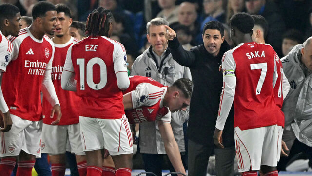 Arsenal's Spanish manager Mikel Arteta speaks with his players during a break in play during the English Premier League football match between Brighton and Hove Albion and Arsenal at the American Express Community Stadium in Brighton, southern England on March 4, 2026. / RESTRICTED TO EDITORIAL USE. No use with unauthorized audio, video, data, fixture lists, club/league logos or 'live' services. Online in-match use limited to 120 images. An additional 40 images may be used in extra time. No video emulation. Social media in-match use limited to 120 images. An additional 40 images may be used in extra time. No use in betting publications, games or single club/league/player publications. /