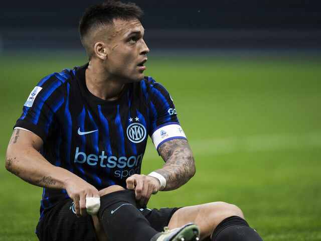 STADIO GIUSEPPE MEAZZA, MILAN, ITALY - 2026/04/05: Lautaro Martinez of FC Internazionale adjusts his socks during the Serie A football match between FC Internazionale and AS Roma. FC Internazionale won 5-2 over AS Roma.