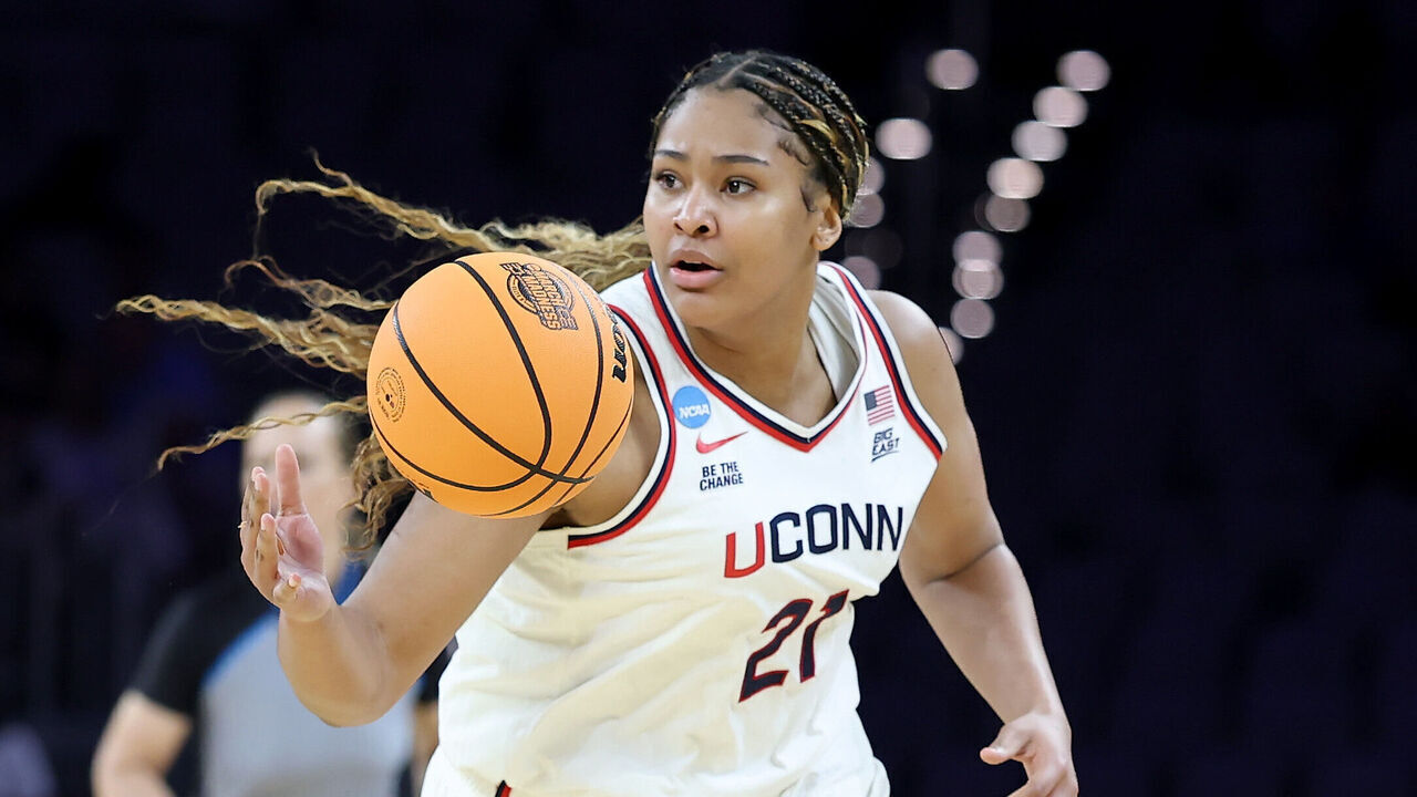 FORT WORTH, TEXAS - MARCH 27: Sarah Strong #21 of the UConn Huskies dribbles the ball against the North Carolina Tar Heels during the fourth quarter in the Sweet Sixteen of the 2026 NCAA Women's Basketball Tournament at Dickies Arena on March 27, 2026 in Fort Worth, Texas.