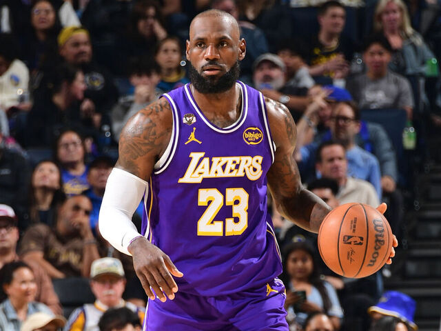 Report: Suitors sending LeBron recruitment voice notes