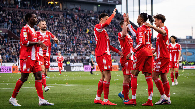 HAMBURG, GERMANY - APRIL 11: Players of FC Bayern Muenchen celebrate after Leon Goretzka scores his team's second goal during the Bundesliga match between FC St. Pauli and FC Bayern München at Millerntor Stadium on April 11, 2026 in Hamburg, Germany.