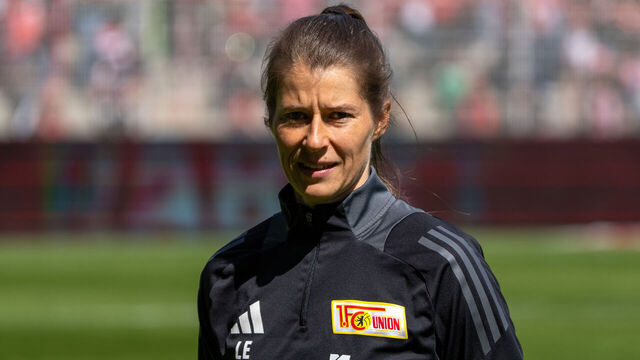 27 April 2025, Berlin: Soccer, Women: 2nd Bundesliga, 1. FC Union Berlin - Borussia Mönchengladbach, Matchday 23, An der Alten Försterei, Individual coach Marie-Louise Eta, Union Berlin. Photo: Soeren Stache/dpa - IMPORTANT NOTE: In accordance with the regulations of the DFL German Football League and the DFB German Football Association, it is prohibited to utilize or have utilized photographs taken in the stadium and/or of the match in the form of sequential images and/or video-like photo series.