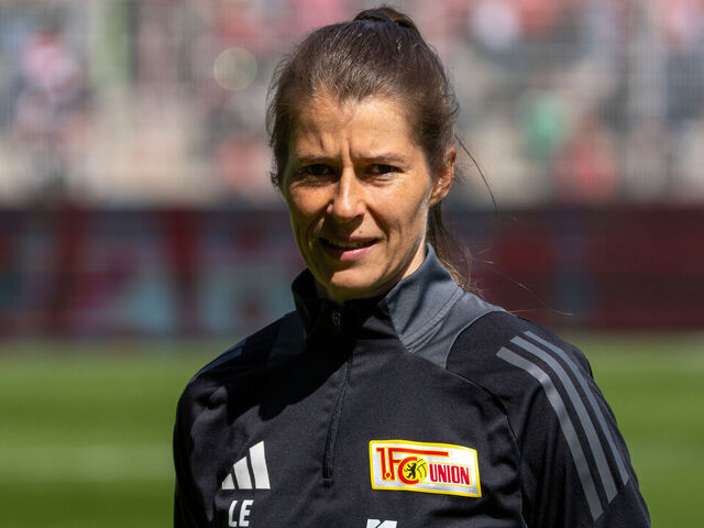 27 April 2025, Berlin: Soccer, Women: 2nd Bundesliga, 1. FC Union Berlin - Borussia Mönchengladbach, Matchday 23, An der Alten Försterei, Individual coach Marie-Louise Eta, Union Berlin. Photo: Soeren Stache/dpa - IMPORTANT NOTE: In accordance with the regulations of the DFL German Football League and the DFB German Football Association, it is prohibited to utilize or have utilized photographs taken in the stadium and/or of the match in the form of sequential images and/or video-like photo series.