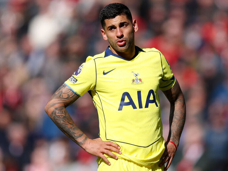 Romero de Argentina llora después de lesionarse durante la derrota de los Spurs.