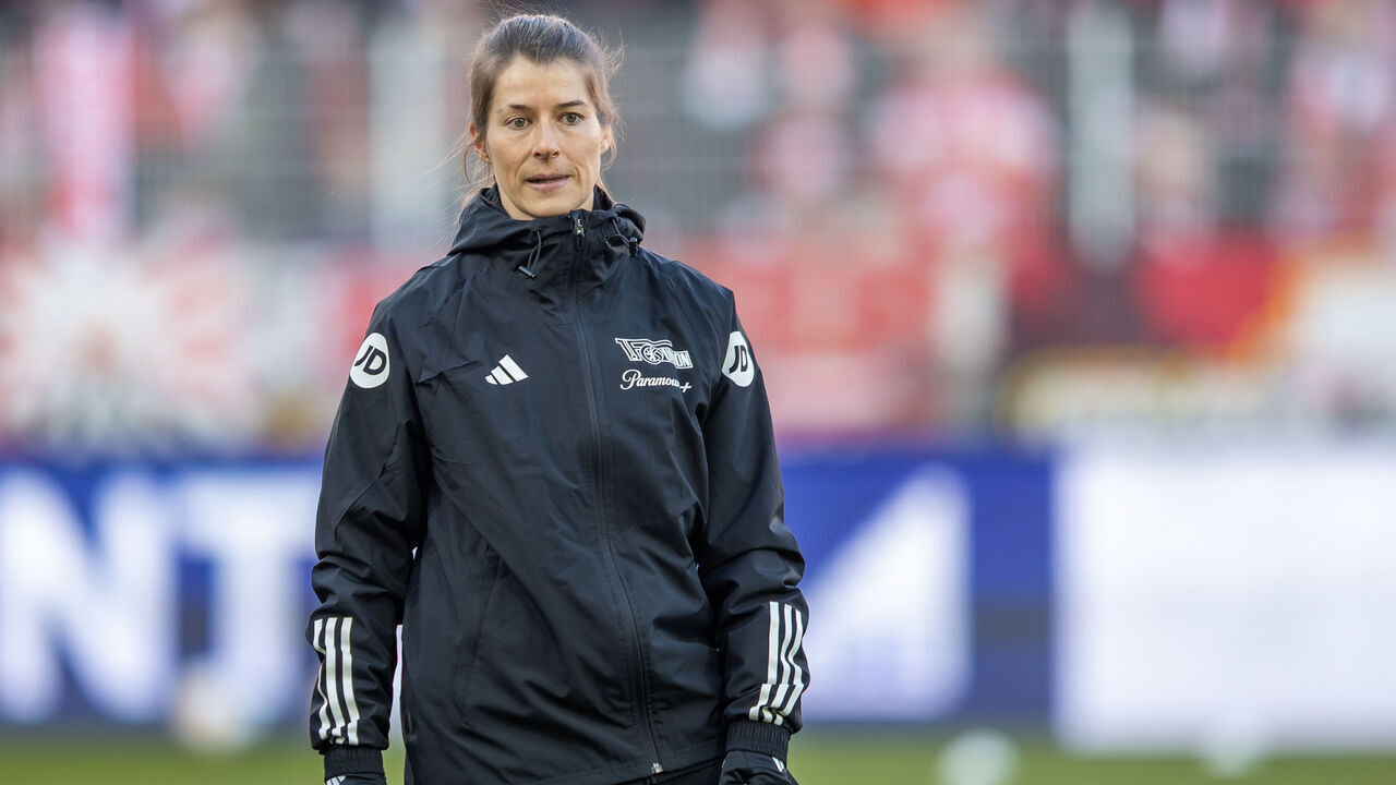 28 January 2024, Berlin: Soccer: Bundesliga, 1. FC Union Berlin - Darmstadt 98, Matchday 19, An der Alten Försterei. Union Berlin's assistant coach Marie-Louise Eta stands on the pitch as the players warm up. Photo: Andreas Gora/dpa - IMPORTANT NOTE: In accordance with the regulations of the DFL German Football League and the DFB German Football Association, it is prohibited to utilize or have utilized photographs taken in the stadium and/or of the match in the form of sequential images and/or video-like photo series.