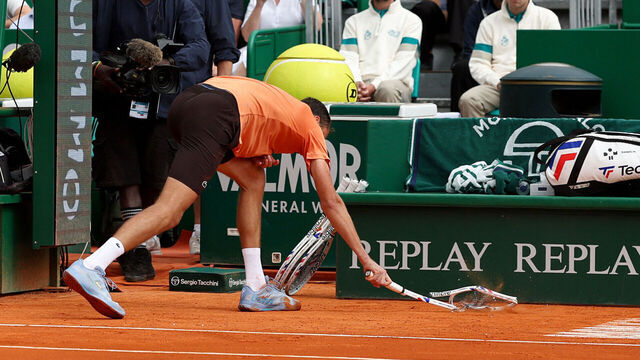 TOPSHOT - Russia's Daniil Medvedev smashes his racket on the clay as he plays against Italy's Matteo Berrettini during the Monte Carlo ATP Masters Series Tournament round of 32 tennis match on Court Rainier III at the Monte-Carlo Country Club in Roquebrune-Cap-Martin, south-eastern France on April 8, 2026.