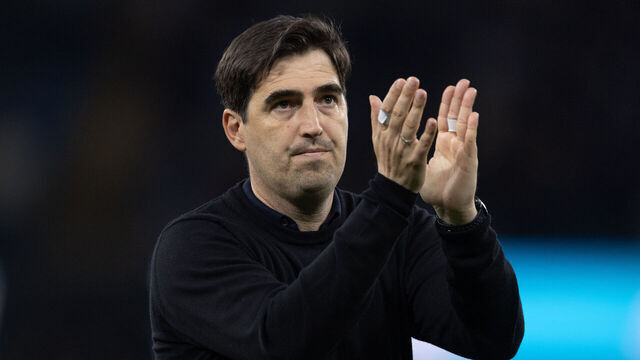 MANCHESTER, ENGLAND - MAY 20: AFC Bournemouth manager Andoni Iraola acknowledges the fans after the Premier League match between Manchester City FC and AFC Bournemouth at Etihad Stadium on May 20, 2025 in Manchester, England.