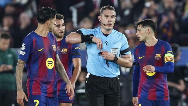 Barcelona, Spain - April 8: The referee Istvan Kovacs with FC Barcelona players during the UEFA Champions League 2025/26 Quarter-Final First Leg match between FC Barcelona and Club Atlético de Madrid at Estadi Olimpic Lluis Companys on April 8, 2026 in Barcelona, Spain.