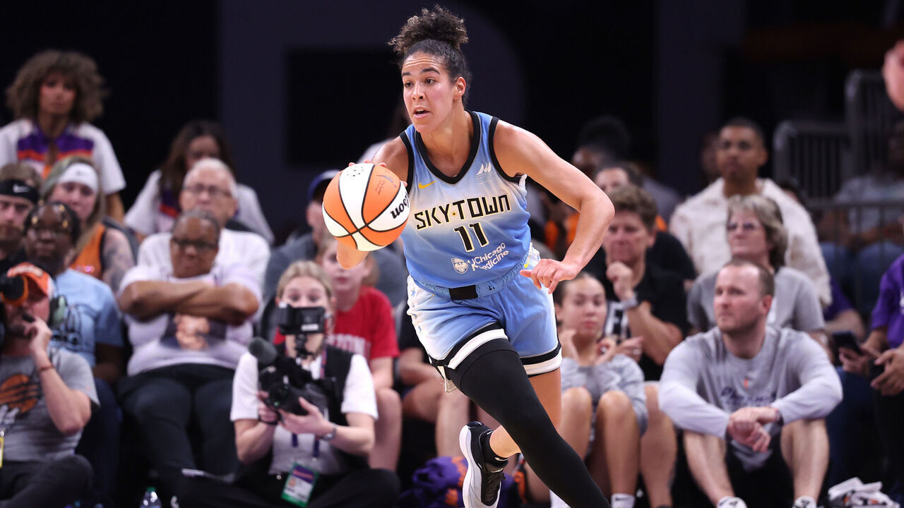 PHOENIX, ARIZONA - AUGUST 28: Kia Nurse #11 of the Chicago Sky controls the ball during the second half against the Phoenix Mercury at PHX Arena on August 28, 2025 in Phoenix, Arizona. The Mercury defeated the Sky 83-79.