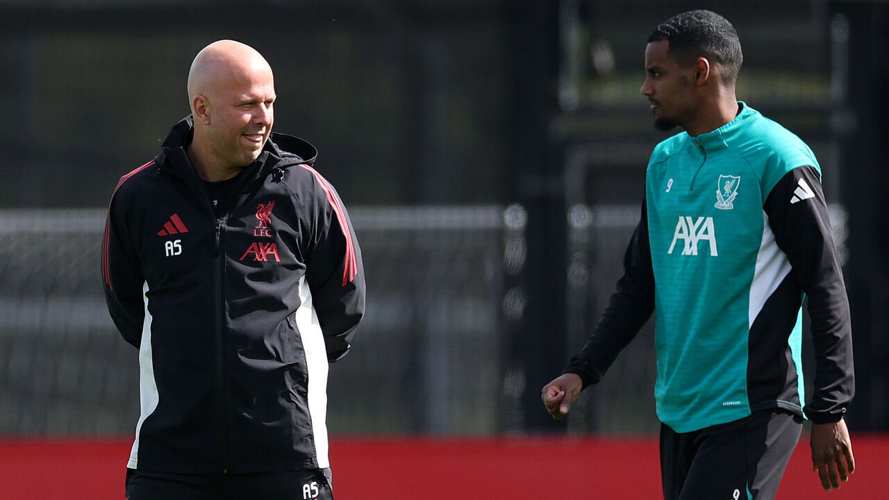 KIRKBY, ENGLAND - APRIL 13: Arne Slot, Manager of Liverpool, speaks with Alexander Isak of Liverpool during a Liverpool FC Training Session at AXA Training Centre on April 13, 2026 in Kirkby, England.
