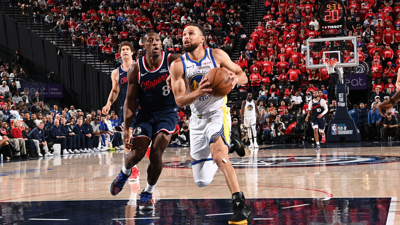 LOS ANGELES, CA - APRIL 15: Stephen Curry #30 of the Golden State Warriors drives to the basket during the game against the LA Clippers on April 15, 2026 at Crypto.com Arena in Los Angeles, California. NOTE TO USER: User expressly acknowledges and agrees that, by downloading and/or using this Photograph, user is consenting to the terms and conditions of the Getty Images License Agreement. Mandatory Copyright Notice: Copyright 2026 NBAE