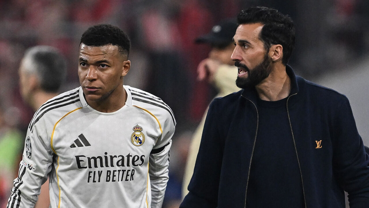 15 April 2026, Bavaria, Munich: Soccer, Men: Champions League, Bayern Munich - Real Madrid, knockout round, quarter-finals, second legs, Allianz Arena, Coach Alvaro Arbeloa (Real Madrid) talks to Kylian Mbappe (Real Madrid). Photo: Sven Hoppe/dpa