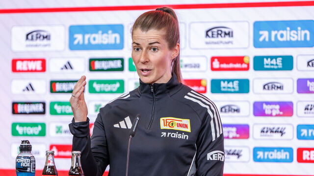 16 April 2026, Berlin: Soccer, Bundesliga, Men, 1. FC Union, Press conference, Stadion an der Alten Försterei: Coach Marie-Louise Eta takes part in a press conference before the match against VFL Wolfsburg. Photo: Andreas Gora/dpa