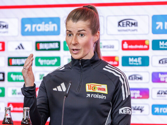 16 April 2026, Berlin: Soccer, Bundesliga, Men, 1. FC Union, Press conference, Stadion an der Alten Försterei: Coach Marie-Louise Eta takes part in a press conference before the match against VFL Wolfsburg. Photo: Andreas Gora/dpa