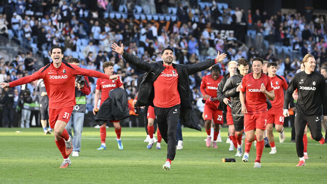 Freiburg players celebrate their victory at the end of the UEFA Europa League quarter final second leg football match between RC Celta de Vigo and SC Freiburg at Balaidos Stadium in Vigo on April 16, 2026.