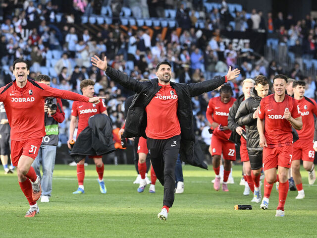 Freiburg players celebrate their victory at the end of the UEFA Europa League quarter final second leg football match between RC Celta de Vigo and SC Freiburg at Balaidos Stadium in Vigo on April 16, 2026.
