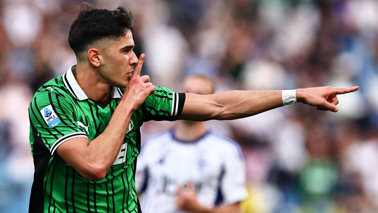 REGGIO EMILIA, ITALY - APRIL 17: Cristian Volpato of US Sassuolo celebrates after scoring his team's first goal during the Serie A match between US Sassuolo Calcio and Como 1907 at Mapei Stadium Città del Tricolore on April 17, 2026 in Reggio Emilia, Italy.