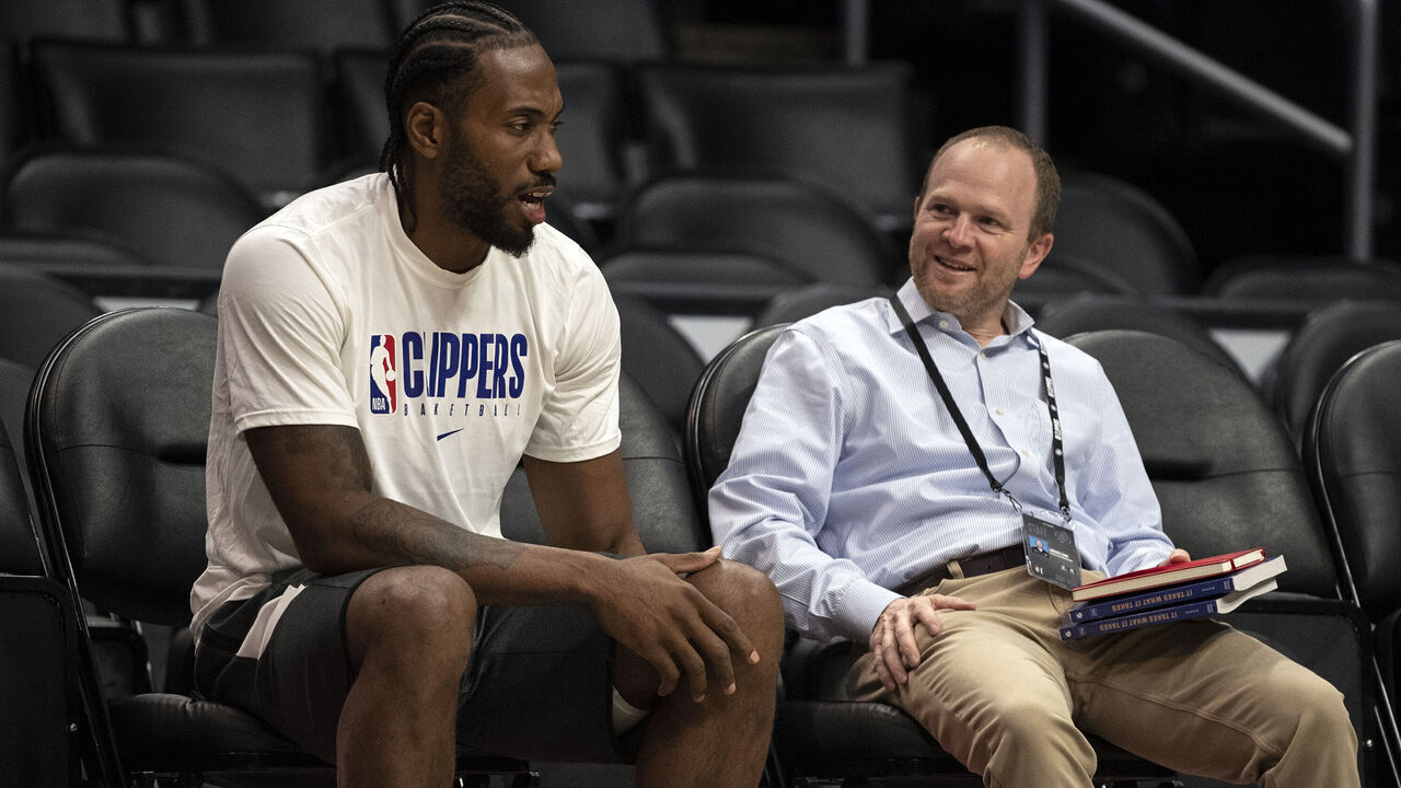 sur Le Roster. | Le choix de draft des Pacers en 2029 expliqué Basketball: Los Angeles Clippers Kawhi Leonard (L) with president of basketball operations Lawrence Frank before preseason game vs Denver Nuggets at Staples Center. Los Angeles, CA 10/10/2019 CREDIT: John W. McDonough (Set Number: X162971 TK1 )