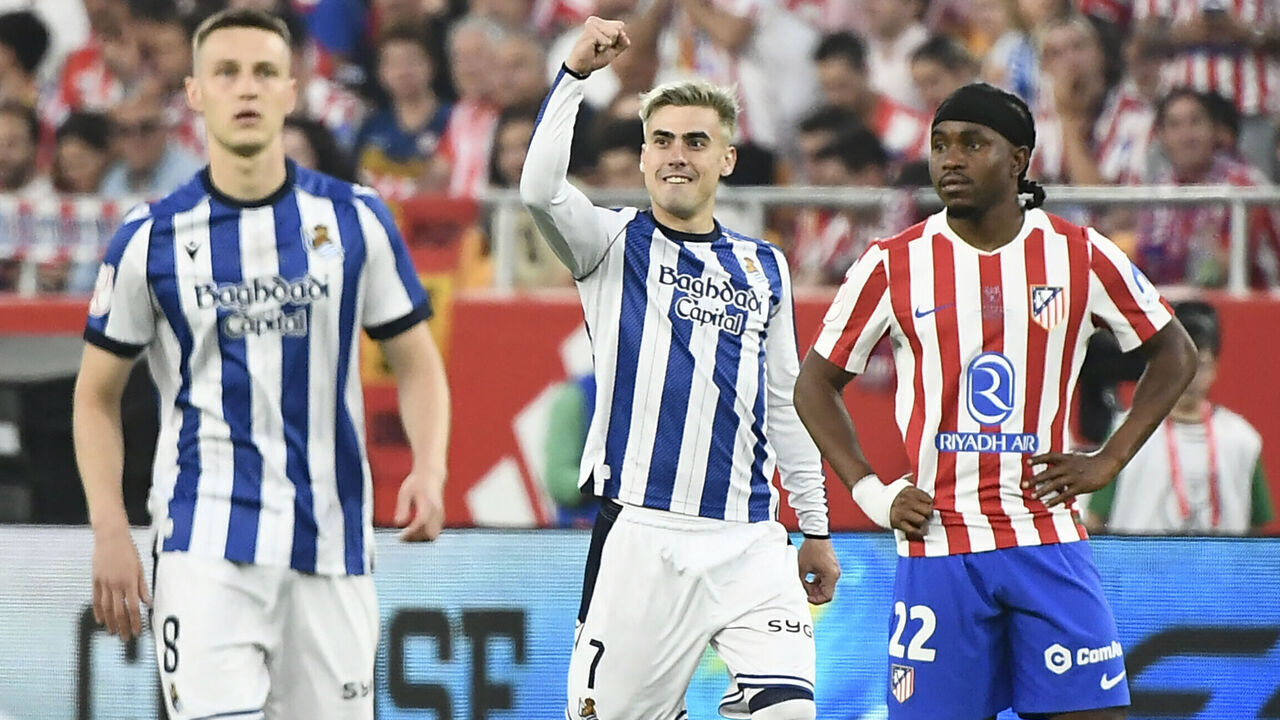 TOPSHOT - Real Sociedad's Spanish forward #07 Ander Barrenetxea celebrates scoring his team's first goal during the Copa del Rey (King's Cup) final football match between Club Atletico de Madrid and Real Sociedad at La Cartuja stadium in Seville on April 18, 2026.