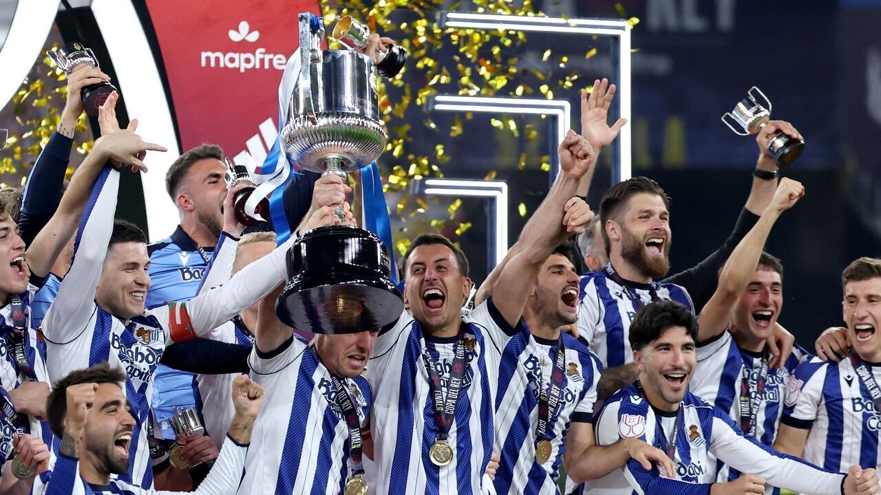 Real Sociedad's players celebrate with the trophy at the end the Copa del Rey (King's Cup) final football match between Club Atletico de Madrid and Real Sociedad at La Cartuja stadium in Seville on April 18, 2026. Real Sociedad won Atletico Madrid 4-3 on penalties.