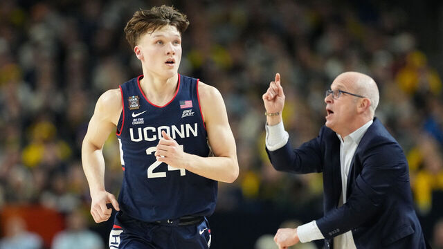 College Basketball: NCAA Finals: UConn Head Coach Dan Hurley yells to his team as Braylon Mullins (24) runs the court vs Michigan at Lucas Oil Stadium. Indianapolis, IN 4/6/2026 CREDIT: Erick W. Rasco