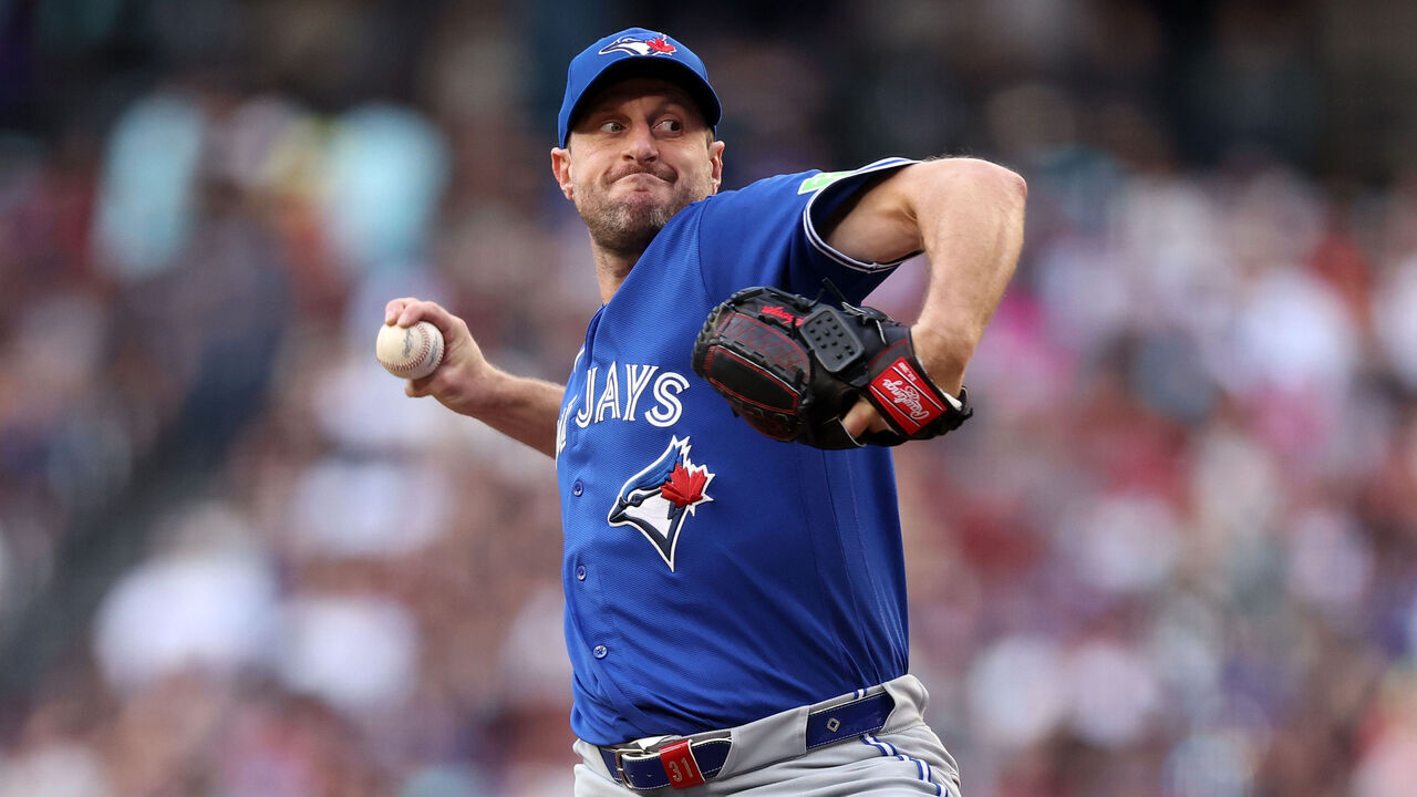 PHOENIX, ARIZONA - APRIL 18: Starter Max Scherzer #31 of the Toronto Blue Jays pitches against the Arizona Diamondbacks during the first inning at Chase Field on April 18, 2026 in Phoenix, Arizona.