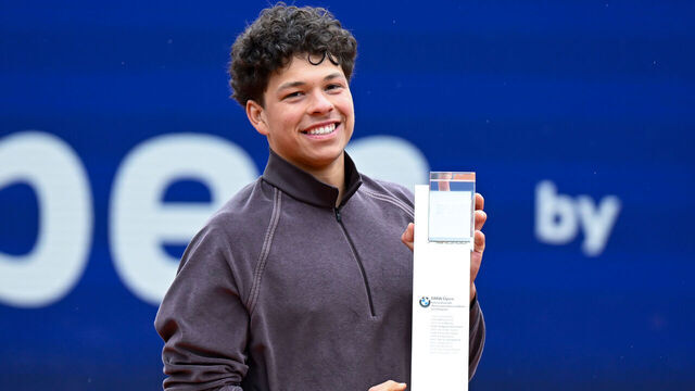 19 April 2026, Bavaria, Munich: Tennis, Men, Singles, ATP Tour, Final, Cobolli (Italy) - Shelton (USA): Ben Shelton (USA) celebrates with the trophy after the match. Photo: Sven Hoppe/dpa