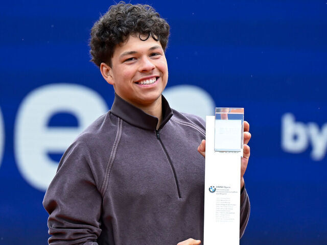 19 April 2026, Bavaria, Munich: Tennis, Men, Singles, ATP Tour, Final, Cobolli (Italy) - Shelton (USA): Ben Shelton (USA) celebrates with the trophy after the match. Photo: Sven Hoppe/dpa
