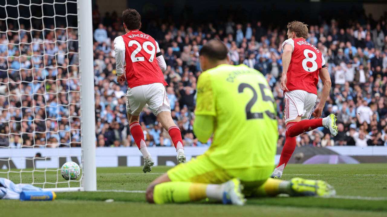 MANCHESTER, ENGLAND - APRIL 19: Gianluigi Donnarumma of Manchester City looks dejected following his mistake as Kai Havertz of Arsenal celebrates after scoring their first goal during the Premier League match between Manchester City and Arsenal at Etihad Stadium on April 19, 2026 in Manchester, England.