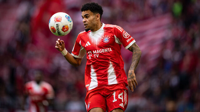 MUNICH, GERMANY - APRIL 19: Luis Diaz of FC Bayern Muenchen controls the ball during the Bundesliga match between FC Bayern München and VfB Stuttgart at Allianz Arena on April 19, 2026 in Munich, Germany.