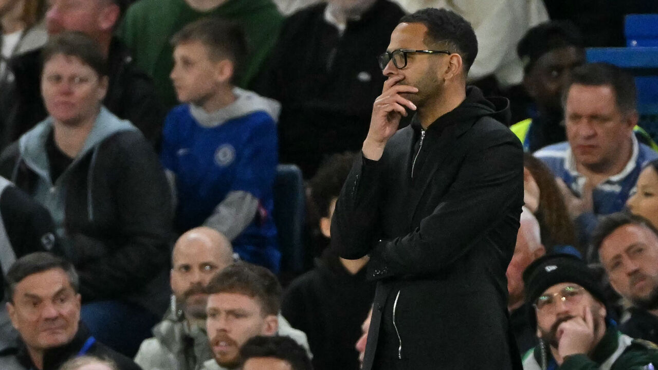 Chelsea's English head coach Liam Rosenior looks on during the English Premier League football match between Chelsea and Manchester United at Stamford Bridge in London on April 18, 2026. / RESTRICTED TO EDITORIAL USE. No use with unauthorized audio, video, data, fixture lists, club/league logos or 'live' services. Online in-match use limited to 120 images. An additional 40 images may be used in extra time. No video emulation. Social media in-match use limited to 120 images. An additional 40 images may be used in extra time. No use in betting publications, games or single club/league/player publications. /