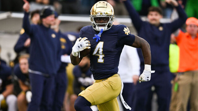 SOUTH BEND, IN - NOVEMBER 22: Notre Dame Fighting Irish RB Jeremiyah Love (4) runs the ball during a college football game between the Syracuse Orange and Notre Dame Fighting Irish on November 22, 2025 at Notre Dame Stadium in South Bend, IN.
