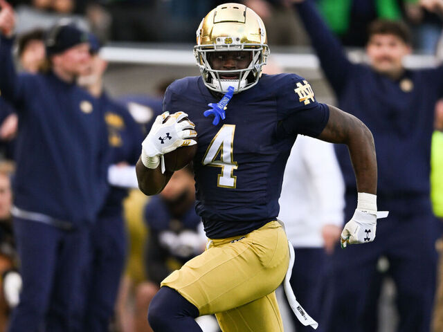 SOUTH BEND, IN - NOVEMBER 22: Notre Dame Fighting Irish RB Jeremiyah Love (4) runs the ball during a college football game between the Syracuse Orange and Notre Dame Fighting Irish on November 22, 2025 at Notre Dame Stadium in South Bend, IN.