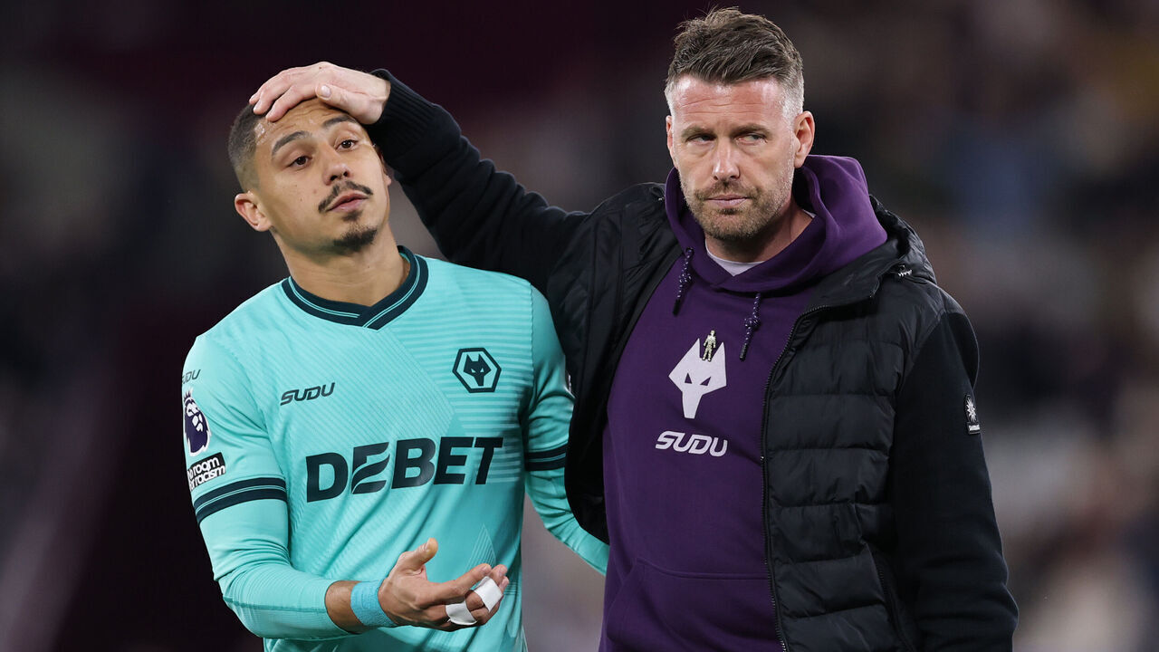 LONDON, ENGLAND - APRIL 10: Andre of Wolverhampton Wanderers and Rob Edwards, Manager of Wolverhampton Wanderers, look dejected after the team's defeat in the Premier League match between West Ham United and Wolverhampton Wanderers at London Stadium on April 10, 2026 in London, England.
