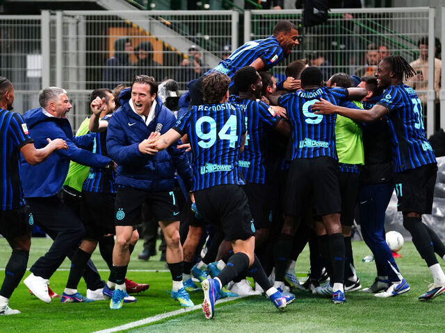 MILAN, ITALY - APRIL 21: Players of FC Internazionale celebrate after the team's third goal by Petar Sucic during the match of Coppa Italia between FC Internazionale and Como 1907 at San Siro on April 21, 2026 in Milan, Italy.